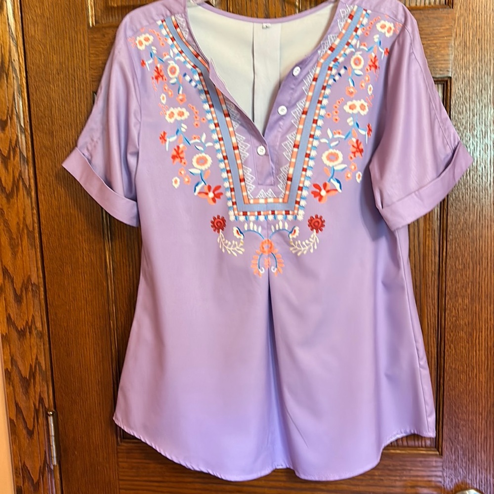 Lilac designed top. Large NWOT